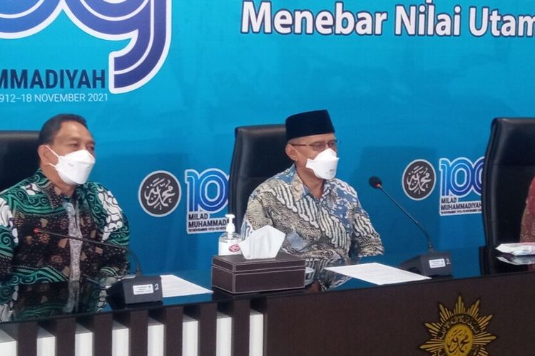 Haedar Nashir (tengah) saat Jumpa pers di Kantor PP Muhammadiyah, Kota Yogyakarta, Selasa (16/11/2021)