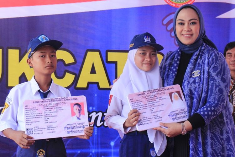 Bupati Karawang Cellica Nurrachadiana secar simbolis memberikan KIA kepada dua pelajar SMP di Karawang, Kamis (12/9/2019).