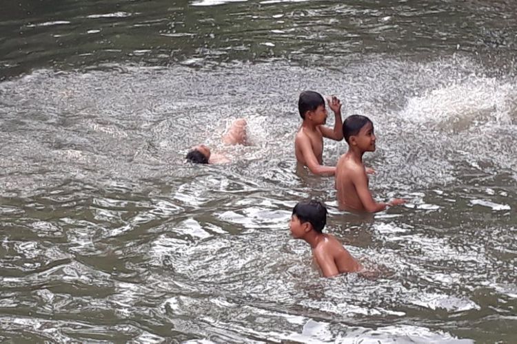 Kali Mampang di Jalan Kemang Timur V yang jadi tempat renang anak-anak sekitar.