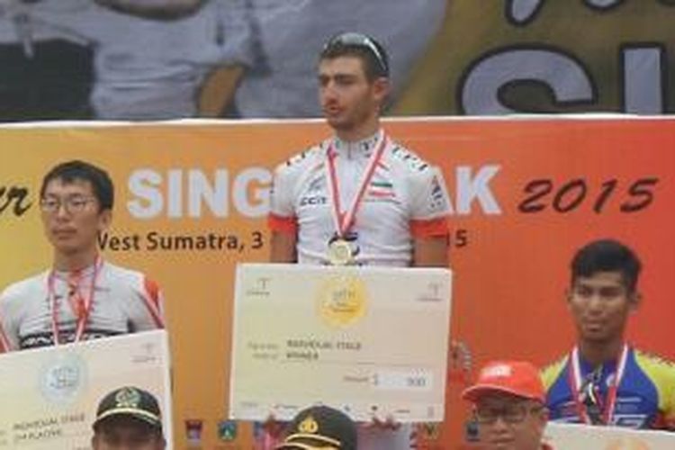 Tiga pebalap yang fini paling cepat pada etape kelima Tour de Singkarak berpose di atas podium, Rabu (7/10/2015).