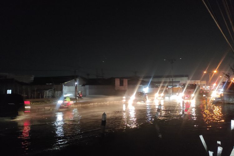 Kondisi banjir Pantura Kecamatan Sayung, Kabupaten Demak, Selasa (7/5/2024) malam.(KOMPAS.COM/NUR ZAIDI).