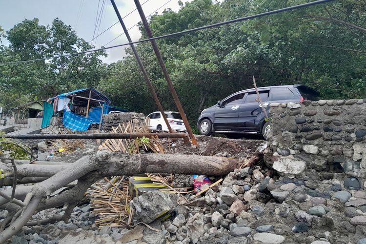 Lokasi abrasi air laut di wilayah wisata Pantai Pasir Putih Kabupaten Situbondo yang mengancam keberadaan Jalur Pantura pada Senin (27/2/2023)