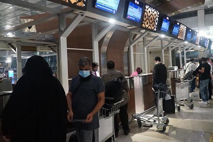 Proses check-in warga negara Saudi Arabia yang ikut penerbangan repatriasi dengan Saudi Airlines