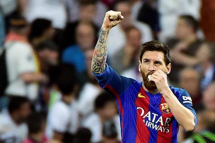 Lionel Messi terlihat memegang perban di mulutnya saat Barcelona melawan Real Madrid pada partai lanjutan La Liga - kasta teratas Liga Spanyol - di Stadion Santiago Bernabeu, Minggu (23/4/2017).