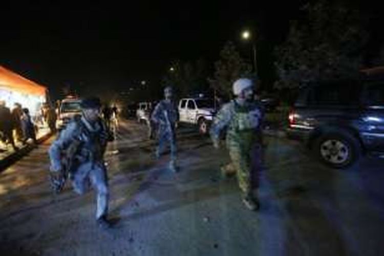 Personel keamanan Afganistan bergegas menuju ke lokasi Universitas Amerika di Kabul yang diserang sekelompok orang bersenjata pada Rabu (24/8/2016) malam.