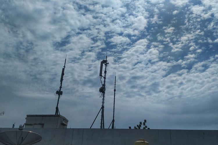 Langit cerah berawan dengan udara panas di Sukabumj, Jawa Barat, Kamis (14/11/2019).