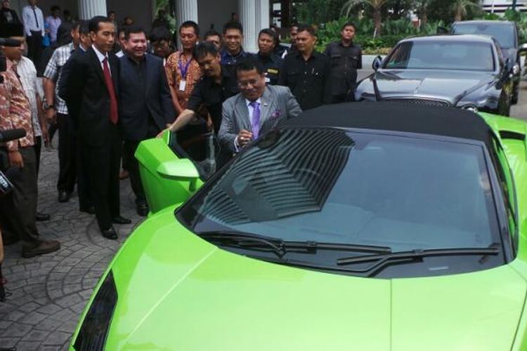 Pengacara Hotman Paris Hutapea pamer mobil mewahnya ke Guberjur DKI Jakarta Joko Widodo. Jokowi sempat terkejut saat Hotman menginjakan pedal gasnya kencang-kencang.