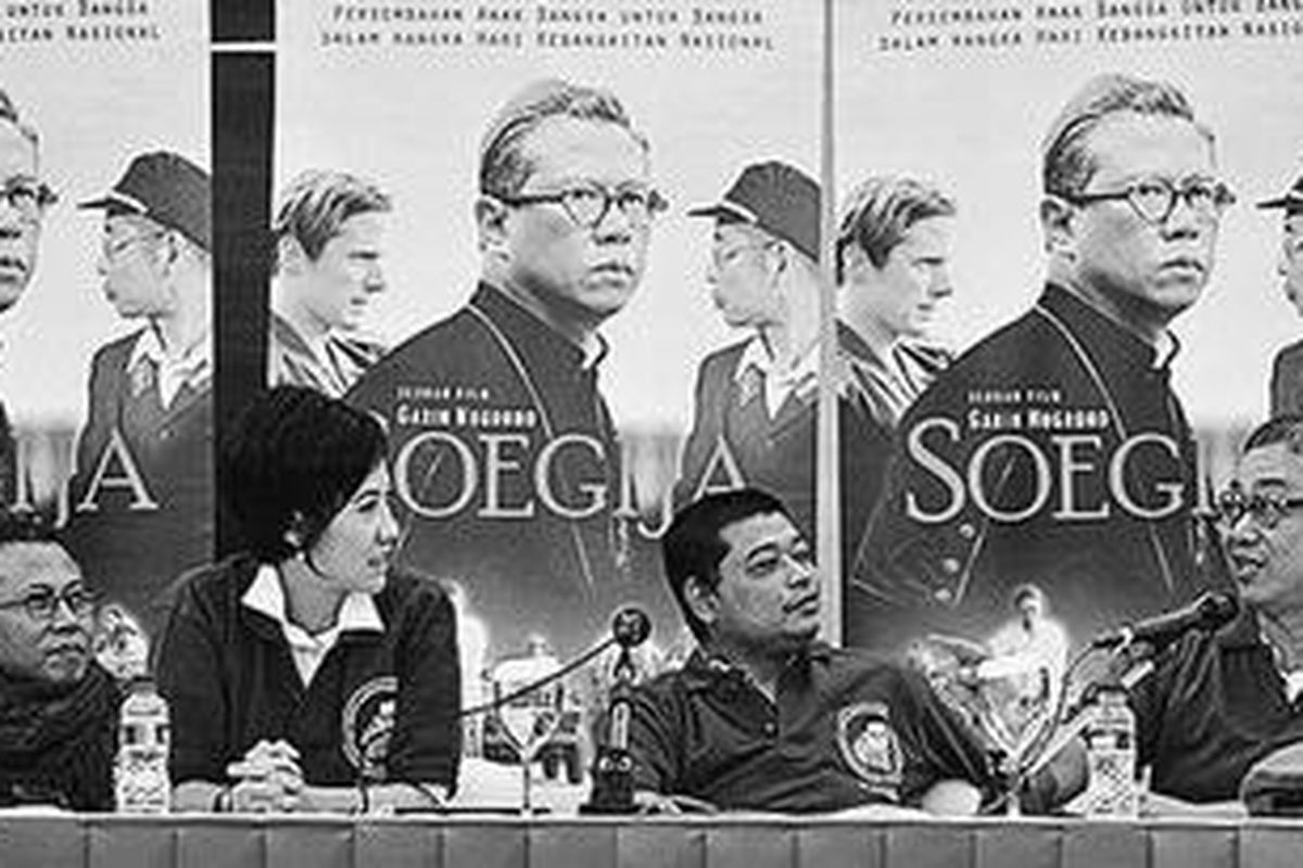 Seniman Butet Kertaradjasa (kanan) saat media gathering film Soegija yang disutradarai Garin Nugroho, di Jakarta, Rabu (16/5/2012). Media gathering dengan moderator Rosiana Silalahi dan Romo Benny Susetyo itu dihadiri sejumlah pemeran film Soegija, yaitu Nirwan Dewanto, Annisa Hertami, dan Andrea Reva.