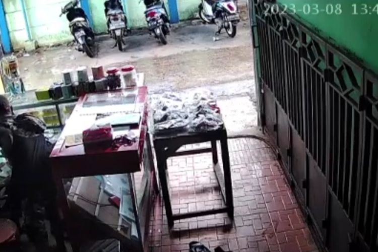 Seorang pria mencuri dua ponsel milik korban yang tengah tertidur pulas di sebuah konter di kawasan Tambora, Jakarta Barat pada Rabu (8/3/2023). 