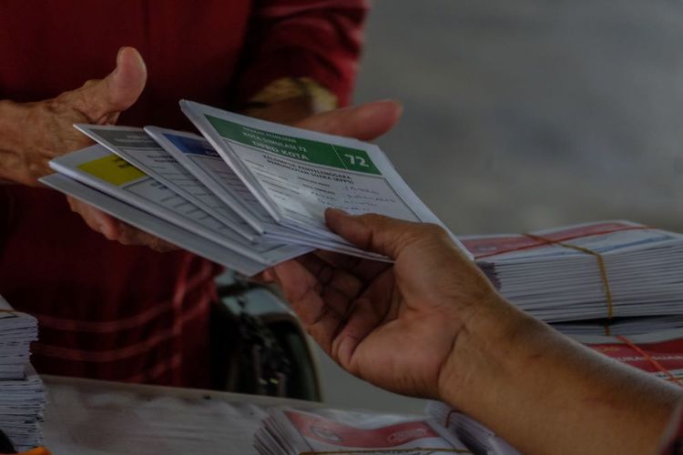 Petugas menyerahkan surat suara kepada warga saat simulasi pemantapan pemungutan dan penghitungan suara Pemilu 2024 di Tempat Pemungutan Suara (TPS) 3 Baluwarti, Pasar Kliwon, Solo, Jawa Tengah, Selasa (30/1/2024).KPU Kota Surakarta menggelar simulasi tersebut sebagai gambaran dan bahan evaluasi agar pelaksanaan pemilu pada 14 Februari 2024 mendatang berjalan lancar. ANTARAFOTO/Maulana Surya/rwa.