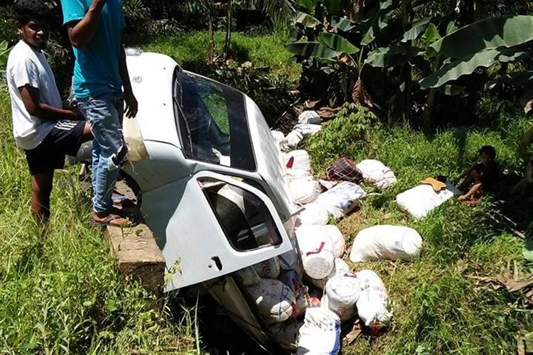 Mobil pikap yang dikemudikan Emmang (15) warga Sebatik, Kabupaten Nunukan, masuk ke jurang karena tak kuat menanjak. Mobil yang kelebihan muatan barang TKI tersebut juga mengalami rem blong ketika meluncur mundur karena tak kuat mendaki jalan terjal di Desa Lordes di Sebatik. 