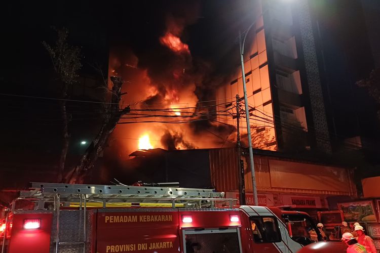 Kebakaran melanda toko bingkai yang terletak di Jalan Mampang Prapatan Raya, Jakarta Selatan, Kamis (18/4/2024).