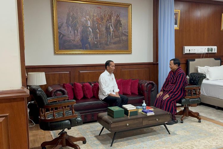 Presiden Joko Widodo (Jokowi) menjenguk Presiden terpilih Prabowo Subianto yang telah menjalani operasi cedera kaki. 