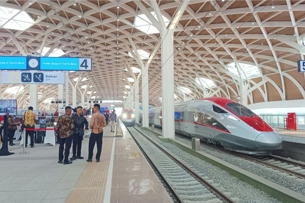 Kereta Cepat Jakarta-Bandung atau Kereta Cepat Whoosh yang diresmikan Presiden Joko Widodo pada Senin (2/10/2023) sedang diparkir di Stasiun Kereta Cepat Halim, Jakarta Timur. 