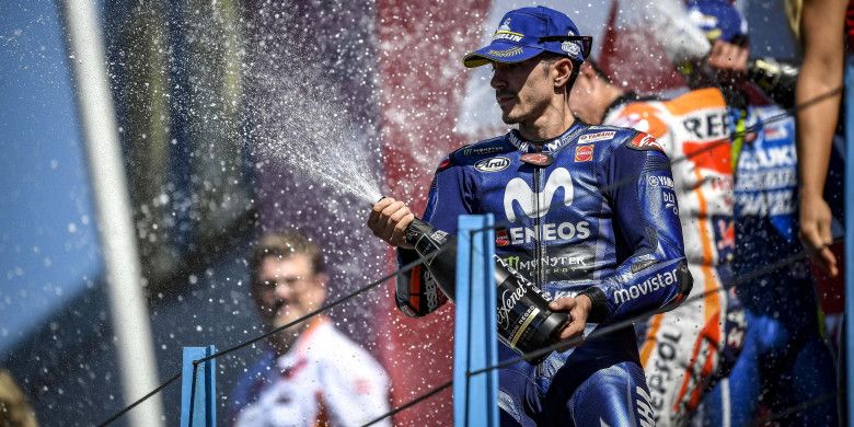 Maverick Vinales sedang merayakan keberhasilannya naik podium MotoGP Belanda di Sirkuit Assen, Belanda, Minggu (1/7/2018).
