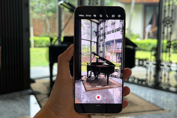Mate 80 Pro memiliki kamera utama 50 MP dengan sensor RYYB yang mendukung variabel aperture f/1.4 ? f/4.0. Kamera lainnya mencakup kamera ultrawide 40 MP dan kamera telefoto makro 48 MP.