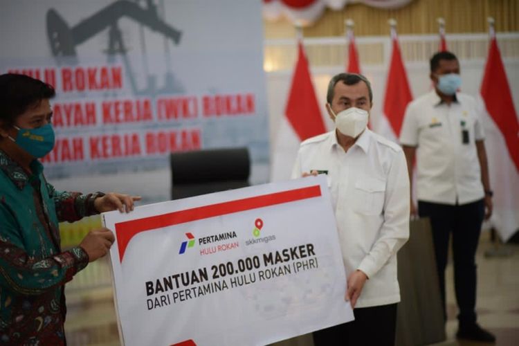 PT Pertamina Hulu Rokan (PHR) berikan bantuan 200.000 masker untuk masyarakat di wilayah kerja (WK) Rokan dalam courtesy visit  di Gedung Daerah Pauh Janggi Gubernuran, Pekanbaru, Rabu (11/11/2020) (Dok. Pertamina)