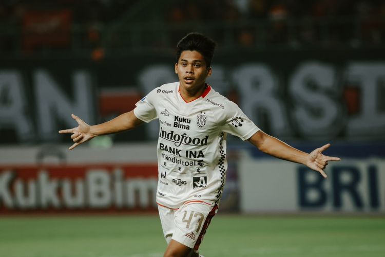 Penyerang Bali United, Rahmat Arjuna, melakukan selebrasi setelah mencetak gol ke gawang Persija Jakarta dalam pertandingan Liga 1 2023-24, Minggu (24/9/2023).