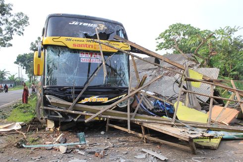 Diduga Ugal-ugalan, Bus Tabrak Warung Bakso hingga Roboh di Lumajang