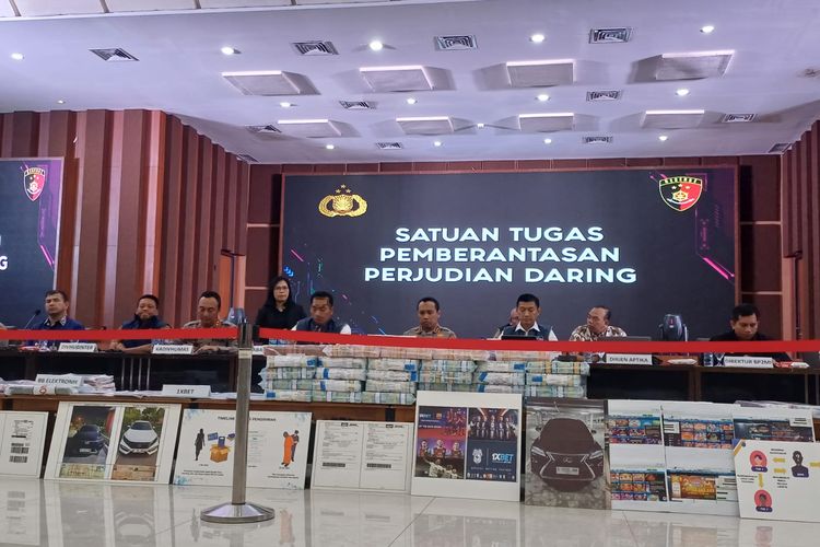 Konferensi pers pengungkapan kasus judi online di Bareskrim, Mabes Polri, Jakarta, Jumat (21/6/2024).