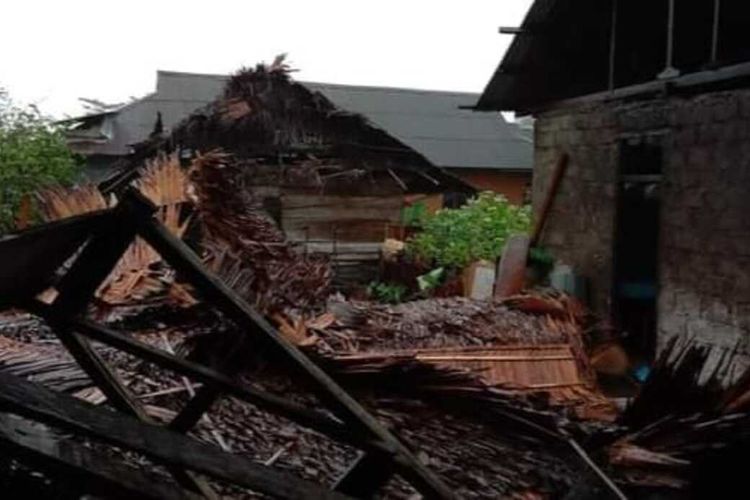 ANgin puting beliung menjerjang Desa Waeteba, Kecamatan Waesama, Kabupaten Buru Selatan, Maluku pada Selasa (7/9/2021). Akibat kejadian itu lima rumah warga di desa itu mengalami kerusakan parah