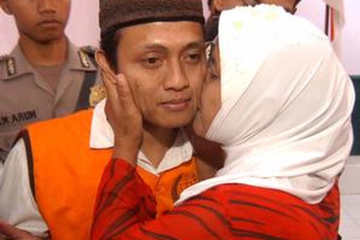 Muhammad Sugianto alias Sugik dicium ibunya usai persidangan di Pengadilan Negeri Jombang Jawa Timur, Kamis (28/8). Sugik didakwa membunuh Asrori yang jenazahnya ditemukan di kebun tebu. 