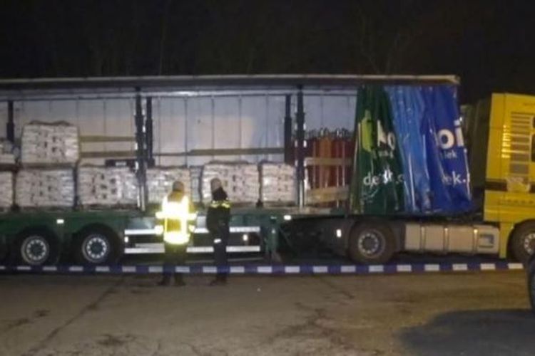 Petugas kepolisian Belanda sedang menurunkan bahan-bahan pembuat ekstasi dari sebuah truk yang ditangkap di sebelah selatan kota Rotterdam.