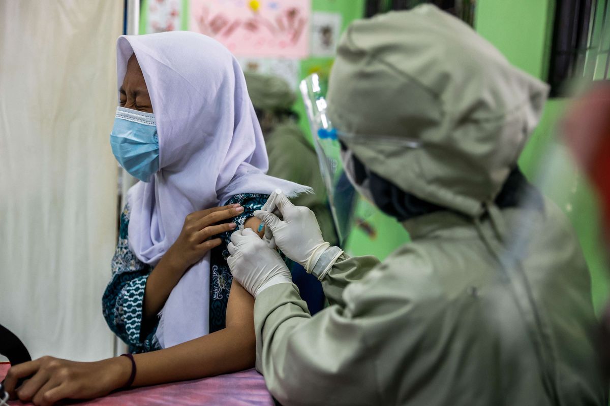 Pelajar saat menerima vaksin dari tenaga kesehatan di SMA 20 Jakarta Pusat, Kamis (1/7/2021). Gubernur DKI Jakarta, Anies Baswedan meminta orang tua mendorong anak berumur 12 hingga 17 tahun mengikuti vaksinasi covid-19. Seluruh anak sekolah pada rentang usia ini dipastikan akan mendapatkan vaksin covid-19.