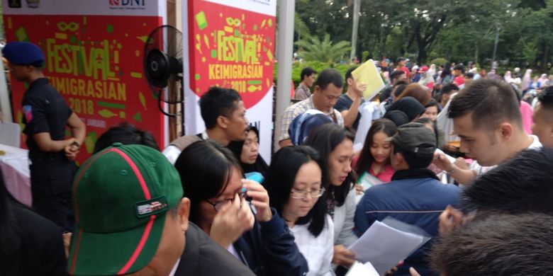 Ribuan warga mengantri untuk mendapatkan paspor di Festival Keimigrasian di Monas Minggu (21/1/2018). Sebanyak 1.600 paspor disediakan bagi warga yang ingin memperpanjang atau mendapatkan paspor elektronik