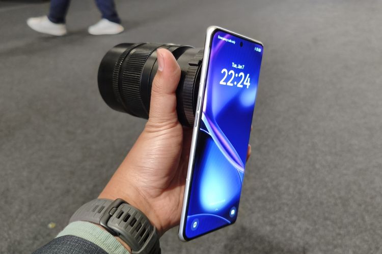 Ponsel Realme Interchangeable-Lens bersama lensa telefoto yang telah dipasang, ditampilkan di booth Realme di ajang MWC Barcelona 2025, Selasa (4/3/2025).