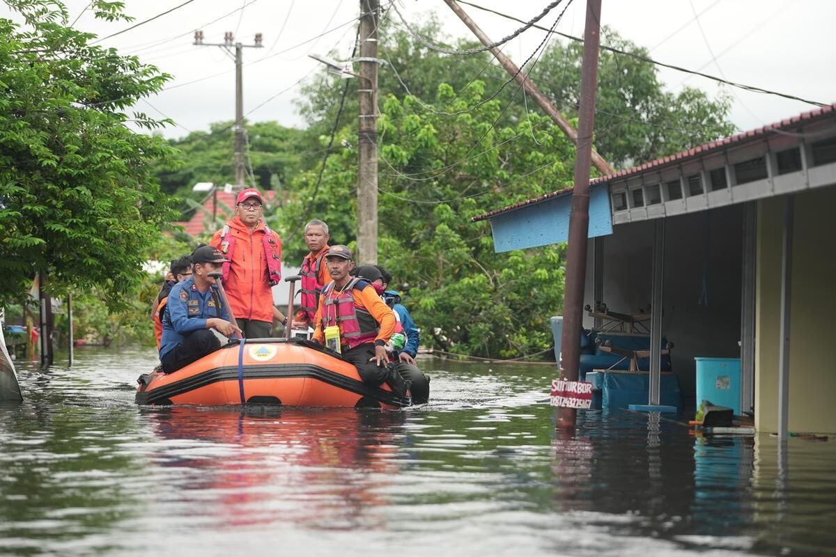 Wali Kota Makassar Moh Ramdhan Pomanto saat meninjau lokasi banjir yang merendam ratusan rumah warga di kawasan Blok 10 dan Blok 8 Perumnas Antang, Kecamatan Manggala, Kota Makassar, Sulsel, Minggu (22/12/2024).