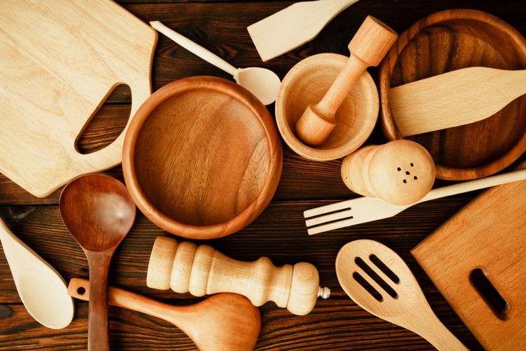 Alat masak kayu dari jati dan mahoni memiliki perbedaan. Mulai dari warna hingga harga.