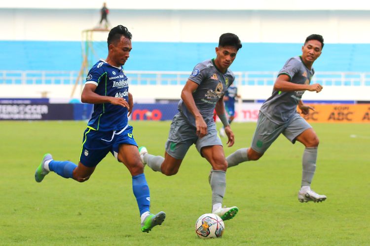 Pemain Persib Bandung Robi Darwis dijaga ketat pemain Persebaya Surabaya saat pekan ke-13 Liga 1 2022-2023 yang berakhir dengan skor 2-1 di Stadion Jatidiri Semarang, Sabtu (10/12/2022) sore.