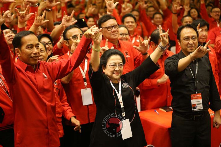 Presiden Joko Widodo, Ketua Umum PDI-P Megawati Soekarnoputri, dan Panitia Pengarah Rakernas PDI-P Prananda Prabowo (kiri ke kanan) bersama para kader PDI-P lainnya mengacungkan simbol metal dengan ketiga jarinya seusai pembukaan Rakernas III PDI-P di Sanur, Bali, Jumat (23/2/2018). Dalam rakernas tersebut telah diputuskan untuk mencalonkan kembali Joko Widodo sebagai calon presiden 2019-2024.