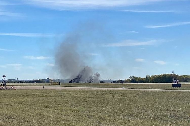 Gambar ini diperoleh dari akun twitter @GollyItsMollie, menunjukkan asap mengepul dari kecelakaan setelah dua pesawat bertabrakan di udara selama Wings Over Dallas Airshow di Bandara Eksekutif Dallas, di Dallas, Texas, pada 12 November 2022. 