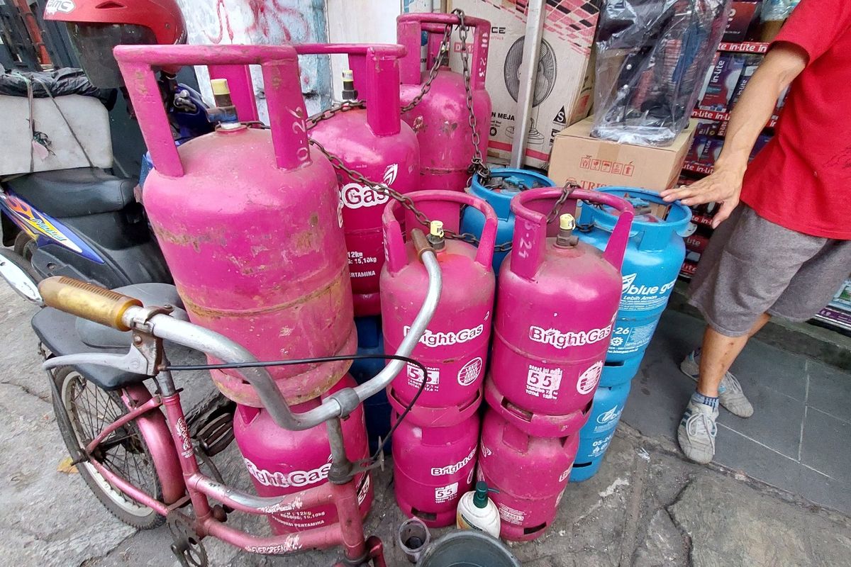 Agen gas LPG di kawasan Palmerah, Jakarta Barat, terpaksa menaikan harga LPG lantaran adanya kenaikan harga dari distributor, Selasa (12/7/2022)