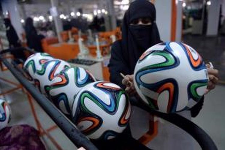 Wanita Pakistan membuat Adidas Brazuca, bola resmi Piala Dunia 2014 Brasil di pabrik Forward Sports di Sialkot, kota sebelah timur Pakistan, 28 Mei 2014. Kota Sialkot memiliki sejarah panjang manufaktur bola kelas atas.