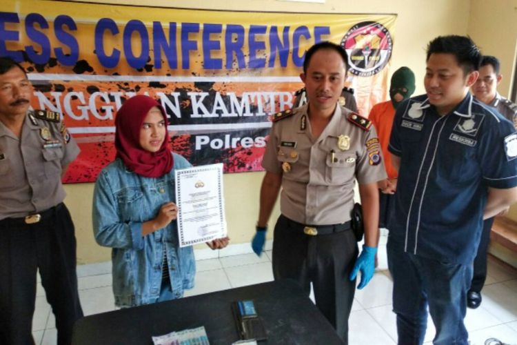 Mahasiswi asal Bangka Belitung, Cut Awlyina (18) saat berada di Polsek Mlati untuk mendapatkan piagam penghargaan dari kepolisian. Piagam ini diserahkan langsung oleh  Kapolsek Mlati Kompol Yugi Bayu. 