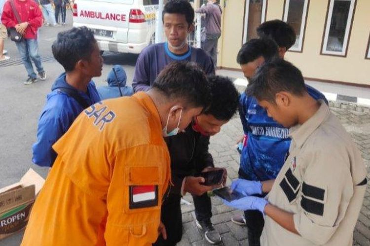 Rombongan Aremania Probolinggo mencari rekannya yang hilang dalam tragedi Arema vs Persebaya, Minggu (2/10/2022). 
