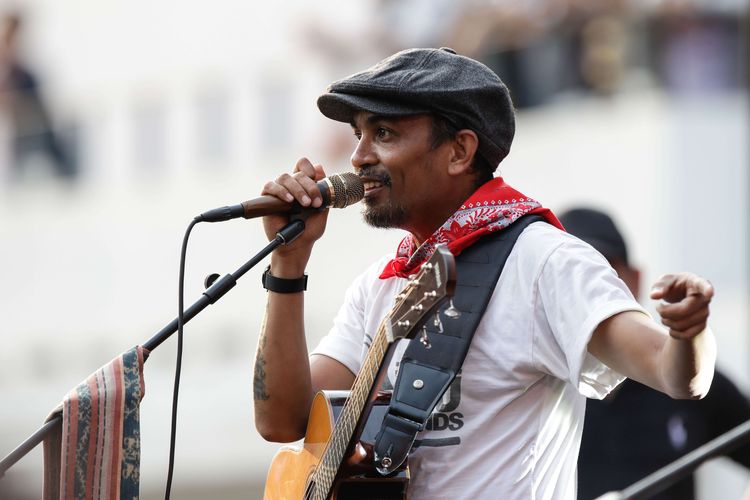 Penyanyi Glenn Fredly tampil dalam Pekan Kebudayaan Nasional di istora Senayan Jakarta, Jumat (11/10/2019).