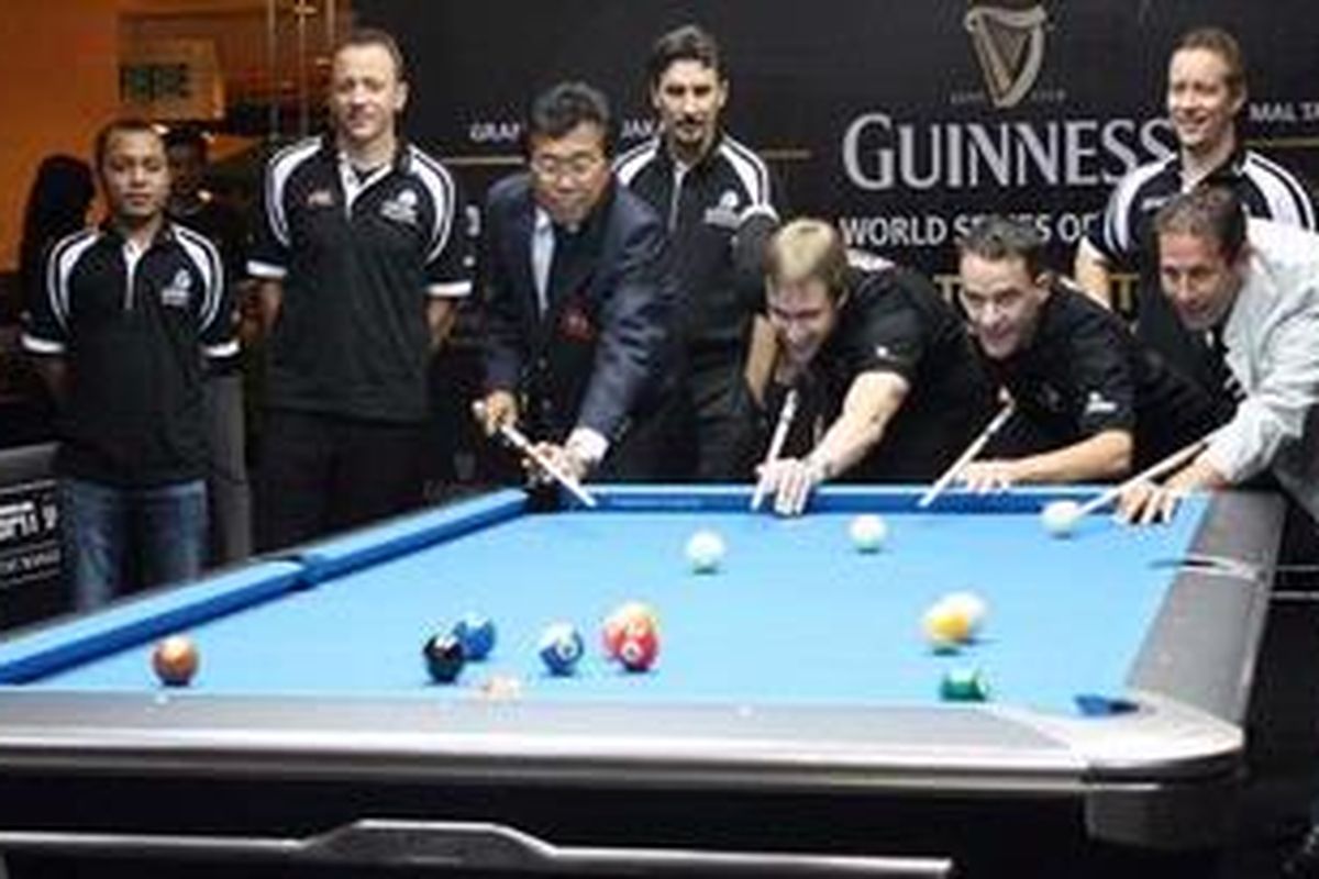 Ketua PB POBSI Tutuk Kurniawan (kaca mata).