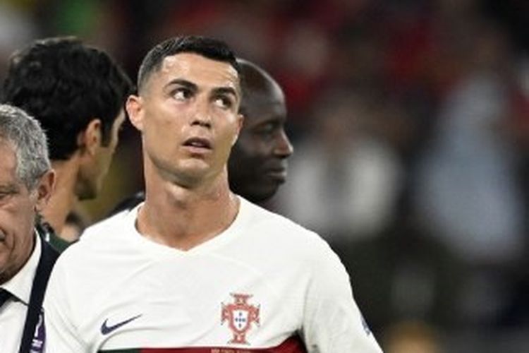 Fernando Santos (kiri) berjalan bersama Cristiano Ronaldo (kanan) setelah laga Grup H Piala Dunia 2022 Qatar yang mempertemukan Korea Selatan vs Portugal pada 2 Desember 2022. Terkini, Fernando Santos dipecat tidak lama setelah timnas Portugal tersigkir pada perempat final Piala Dunia 2022.