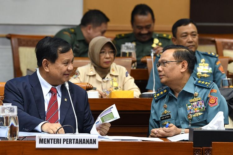 Menteri Pertahanan Prabowo Subianto (kiri) berbincang dengan Sekretaris Jenderal Kemhan Laksamana Madya TNI Agus Setiadji (kanan) menjelang rapat di kompleks Parlemen, Jakarta, Senin (11/11/2019). Rapat bersama antara DPR dan Kementerian Pertahanan (Kemhan) membahas rencana kerja Kemhan tahun 2020 beserta dukungan anggarannya. ANTARA FOTO/Aditya Pradana Putra/ama.
  *** Local Caption *** 

