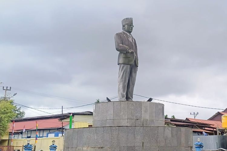 Patung Bung Hatta berdiri di depan Cagar Budaya Bekas Penjara Boven Digoel, Papua Selatan. Gambar diambil pada Rabu (16/8/2023).