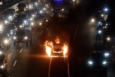 Mobil Terbakar di Jalan Tol Jakarta-Tangerang, Diduga Akibat Korsleting
