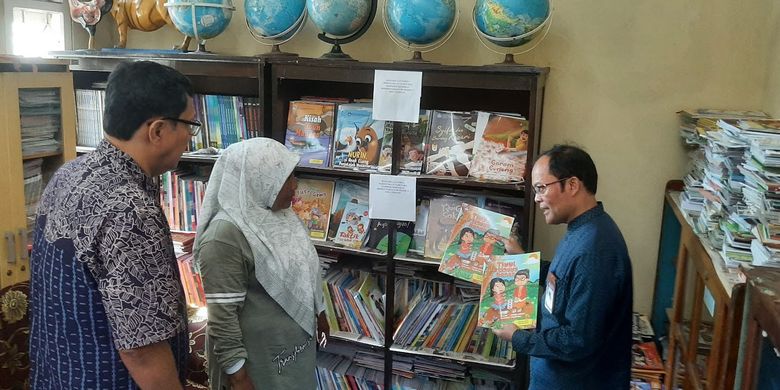 Sekretaris Badan Pengembangan dan Pembinaan Bahasa Hafidz Muksin (kanan) berkunjung ke perpustakaan SD Negeri 13 Kota Ternate Tengah, Provinsi Maluku Utara, Sabtu (18/11/2023).