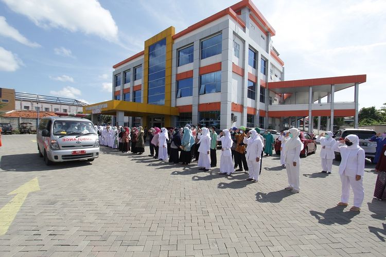 Sejumlah tenaga kesehatan memberikan hormat kepada mendiang bidan Ilah Kurnia di RSUD Indramayu, Jawa Barat, Jumat (2/7/2021). Penghormatan tersebut diberikan kepada bidan Ilah Kurnia yang meninggal dunia akibat COVID-19. ANTARA FOTO/Dedhez Anggara/foc.