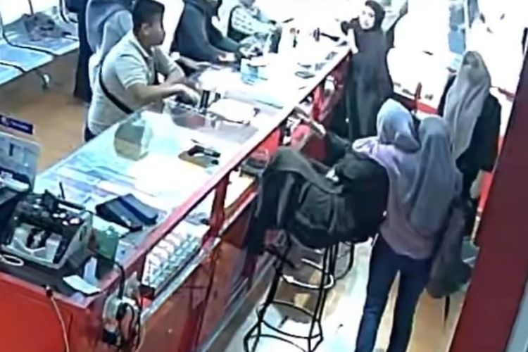Wanita di Medan Nekat Ancam Karyawan Toko Pakai Parang, Merasa Tertipu Saat Beli Iphone