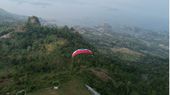 Uji Adrenalin Dengan Paralayang di Puncak Joglo, Wonogiri