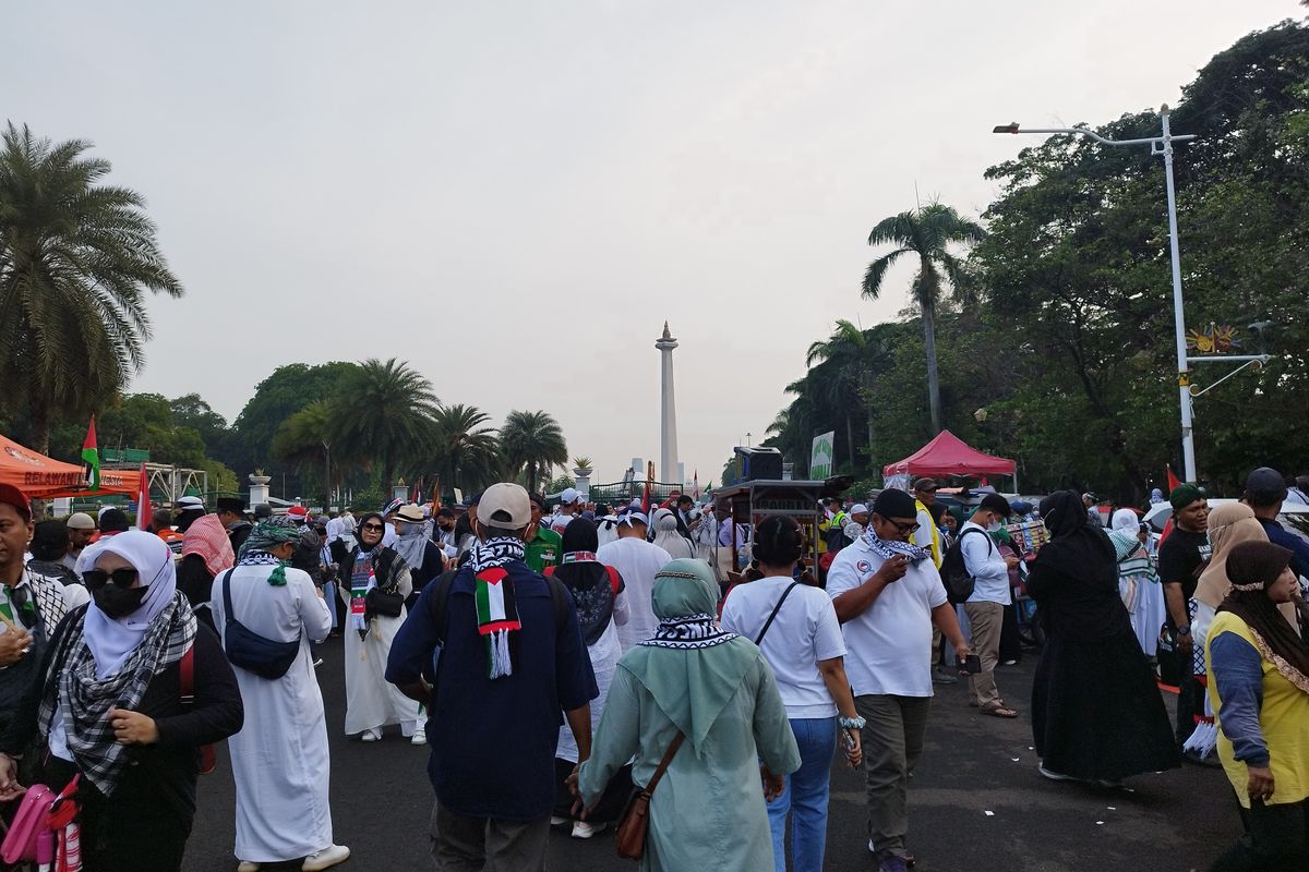 Massa aksi damai bela Palestina mulai berdatangan di kawasan Monumen Nasional (Monas), Jakarta Pusat, Minggu (5/11/2023). (KOMPAS.com/XENA OLIVIA)